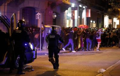 Grupos de extrema derecha e independentistas radicales se enfrentan en Barcelona