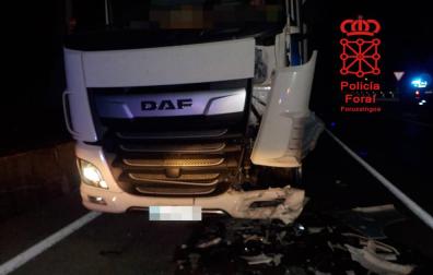 Herida leve tras chocar contra un camión en la N-121-A en Anue
