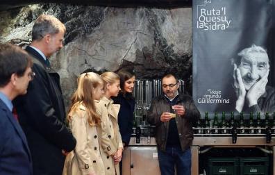 El rey Felipe VI, la infanta Sofía, la princesa Leonor y la reina Letizia pasean durante su visita al Pueblo Ejemplar de la Fundación Princesa de Asturias, Asiegu, en Asiegu (Asturias).