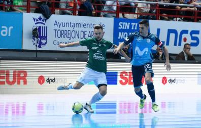 Dani Saldise se dispone a golpear el balón ante la oposición del capitán del Inter Movistar Carlos Ortiz.