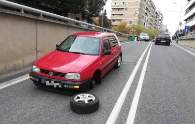 Pierde una rueda y corta la circulación de una calle de Pamplona