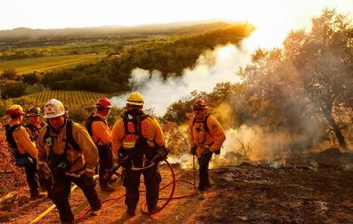 Bomberos en Geyserville, California.