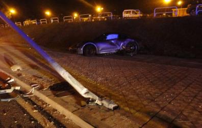 Empotra su Porsche contra una farola en la calle Sadar de Pamplona