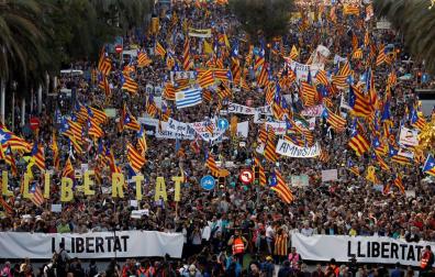 Miles de personas se manifiestan en Barcelona contra la sentencia del procés