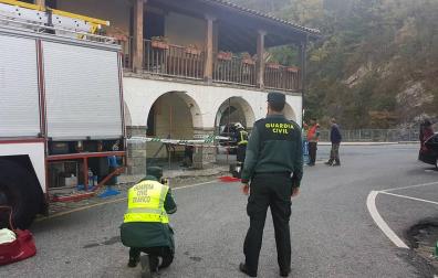 Un vehículo choca de madrugada contra el edificio del Ayuntamiento de Roncal