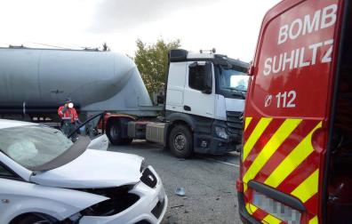 Una persona ha resultado herida este viernes por la mañana al chocar con su turismo contra un camión en la NA-240 A, junto al polígono industrial de Berrioplano.