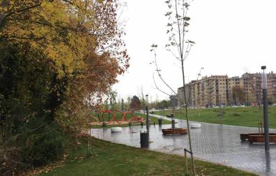 De la glorieta de la avenida de Zaragoza con la calle Sadar parte la prolongación de este tramo, una vía con dos calzadas con aparcamientos laterales separadas por una mediana
