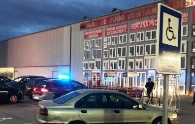 Denunciado por ocupar dos plazas para personas con discapacidad en Viana
