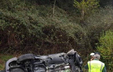 Dos heridos trasladados al CHN tras volcar su coche cerca de Zozaia