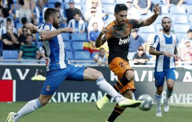 El delantero del Valencia Rubén Sobrino disputa el balón con el jugador del RCD Espanyol Óscar Melendo