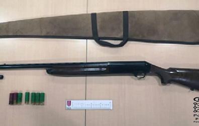 Se fuga de un control, da positivo en alcoholemia y se le incauta una escopeta de caza