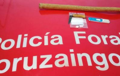 Denunciado en Peralta por ir a ver el fútbol con un palo, una navaja y droga