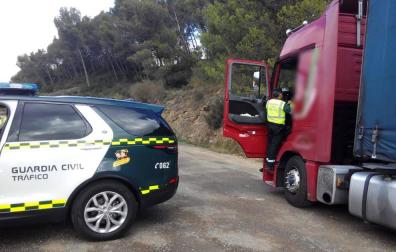Un camionero cuadruplica la tasa de alcohol tras ser parado por ir hablando por el móvil en Navarra