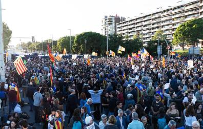Independentistas bloquean el paso y acosan a invitados al acto del rey en Barcelona