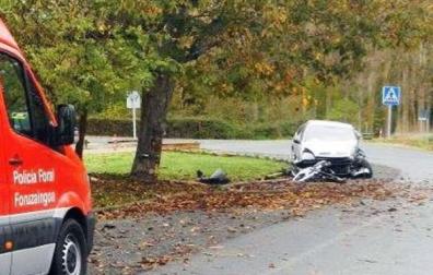 Un herido grave tras salirse de la vía y chocar contra un árbol en Ezkabarte