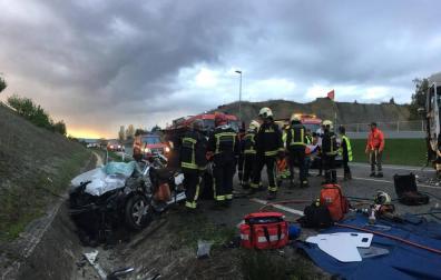 Herido un conductor tras colisionar su vehículo con un camión en Alzuza