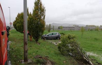 Accidente sin heridos por salida de vía en la PA-300 a la altura de Sarriguren