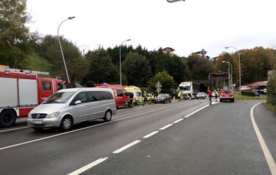 Servicios de emergencia, bomberos y policías forales, en el lugar del accidente.
