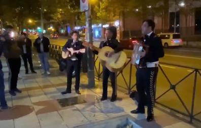 Tres mariachis pagados por usuarios de Forocoches entonan el 'Cielito lindo' en la sede de Cs