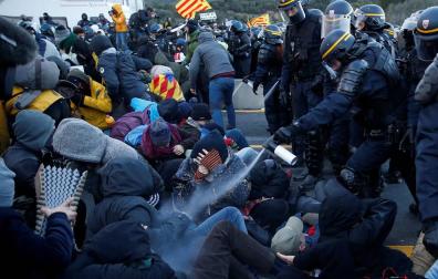 Francia empieza a desalojar a los independentistas que bloquean la frontera