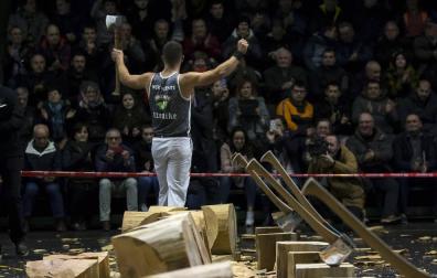 Iker Vicente, pentacampeón de Navarra de aizkora