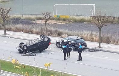 Vuelca tras chocar contra un coche en Tudela y da positivo en alcohol y drogas
