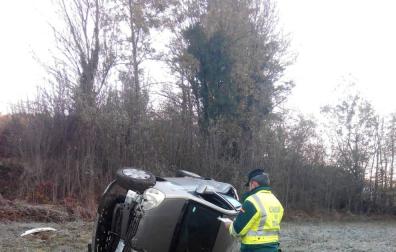 Una persona herida al salirse de la vía y volcar su vehículo cerca de Larrasoaña