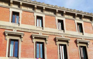 Navarra Suma critica la colocación de una bandera republicana en el Parlamento