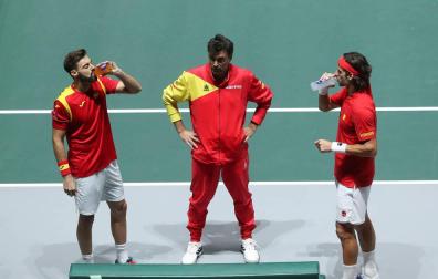 España remonta de madrugada un duro estreno contra Rusia en la Davis