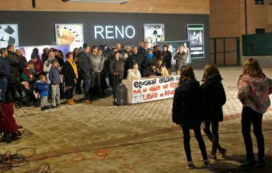 Un momento de la convocatoria del movimiento vecinal Stop Apuestas frente  al local de juego en Sarriguren.