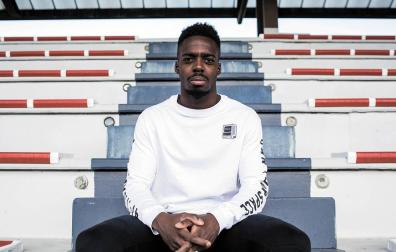 Iñaki Williams, de 25 años, mira a la cámara ayer al mediodía en las instalaciones de Lezama tras el entrenamiento con el Athletic.