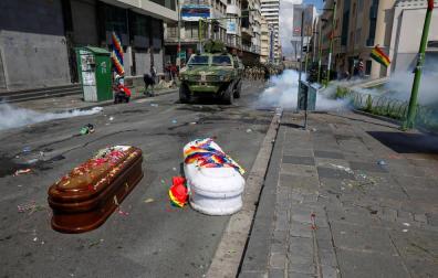Bolivia suma a su crisis la triste imagen de ataúdes entre gas lacrimógeno