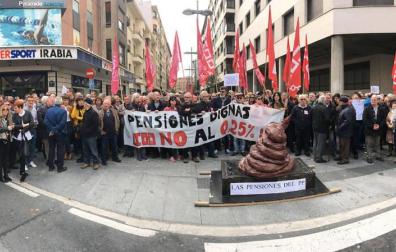 UGT y CC OO de Navarra acusan al Gobierno de ser "cruel" con los pensionistas