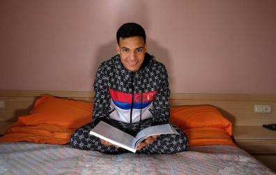 UN SUEÑO. Mohamed Ounasser, de 17 años, posa en su cama con un libro de electrónica. Su sueño ahora es continuar estudiando. En enero empezará la ESO.