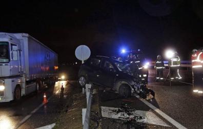 Dos mujeres, madre e hija, vecinas de Azpilkueta-Baztan fallecieorn en un choque frontal en la N-121-A en Ostiz.