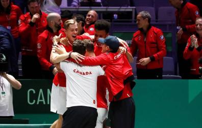 Los tenistas canadienses celebran el pase histórico a la final de la Copa Davis