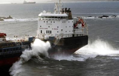 El mercante, de unos 128 metros de eslora, fue empujado por el fuerte viento reinante en la zona