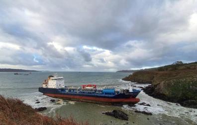 El mercante, de unos 128 metros de eslora, fue empujado por el fuerte viento reinante en la zona