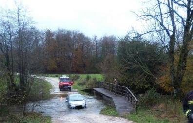 Los bomberos rescatan a una persona atrapada en su vehículo en el río Urrobi