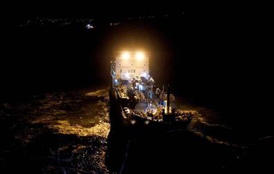 El segundo intento de remolque del quimiquero 'Blue Star' concluye sin éxito