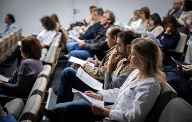 Varios médicos antes de comenzar la asamblea del pasado viernes en el Complejo Hospitalario de Navarra