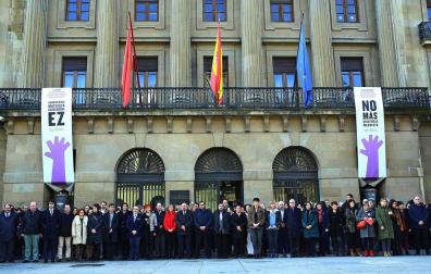 Galería de fotos de las concentraciones vividas este lunes, 25 de noviembre, en torno a la conmemoración del Día Internacional contra la violencia hacia las mujeres.