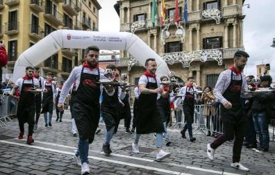 La pareja de camareros malagueños formada por Juanjo Montes y Ángel Gorrín se ha proclamado ganadora de la I Carrera de Bartenders y Camareros por el recorrido del encierro, celebrada en el marco del 66 Congreso Nacional de Bartenders y Cocktails que tiene lugar en Pamplona.