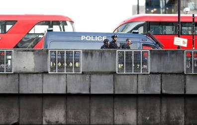 Una persona fue detendia por la Policía Metropolitana de Londres tras presuntamente haber atacado a varias personas con un herido en un incidente que la policía trata como un hecho " de índole terrorista".