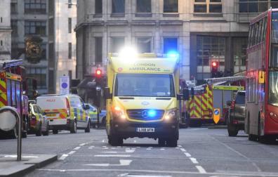 Los servicios de emergencia, en el lugar del ataque en Londres.