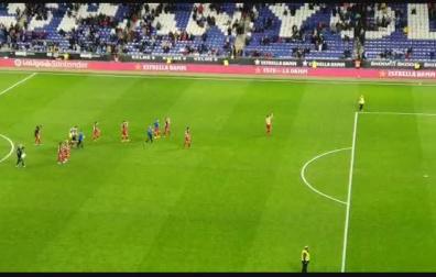 Los jugadores han celebrado la victoria con la afición de Osasuna en el RCDE Stadium