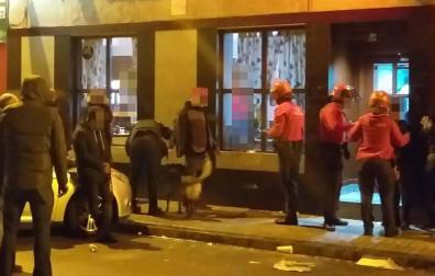 Momento de la redada de la Policía Foral en el bar de San Jorge.