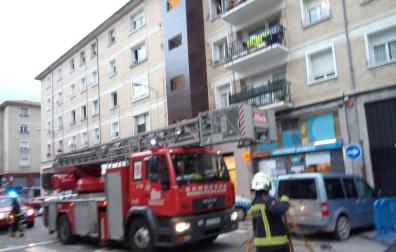 Atendidos varios agentes de policía tras acudir el incendio de una vivienda en San Jorge