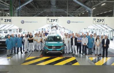 El coche 300.000 de Volkswagen Navarra, un T-Cross con destino Japón, en la línea de Revisión Final, junto a trabajadores de Producción y Calidad.