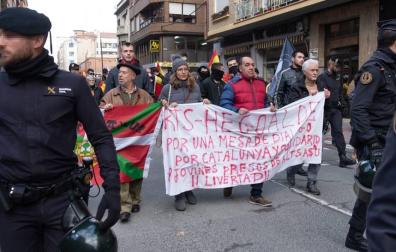 Once manifestantes a favor de los presos de Alsasua, escoltados en Calahorra